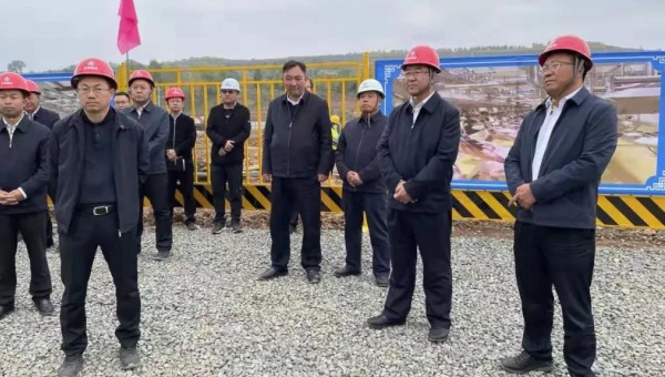 10月5日下午，臨夏州委書記郭鶴立一行來到隧道公司承建的和政綜合農(nóng)貿(mào)市場及冷鏈物流倉儲(chǔ)中心建設(shè)項(xiàng)目（一期工程）觀摩。州委副書記、代州長何東，州領(lǐng)導(dǎo)王鴻岳、馬秀蘭、馬斌、李文瑞等，和政縣委、縣政府相關(guān)領(lǐng)